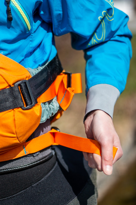 With the side straps we adjust the width of the life jacket.
