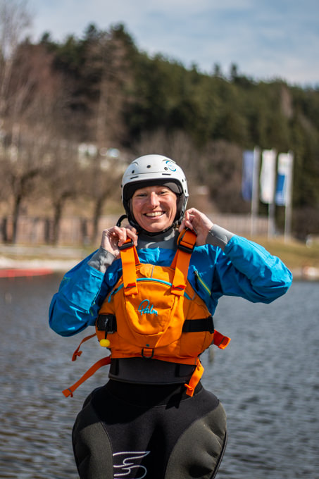 Marieke pulls the life jacket up. It should not be able to slip over her head.